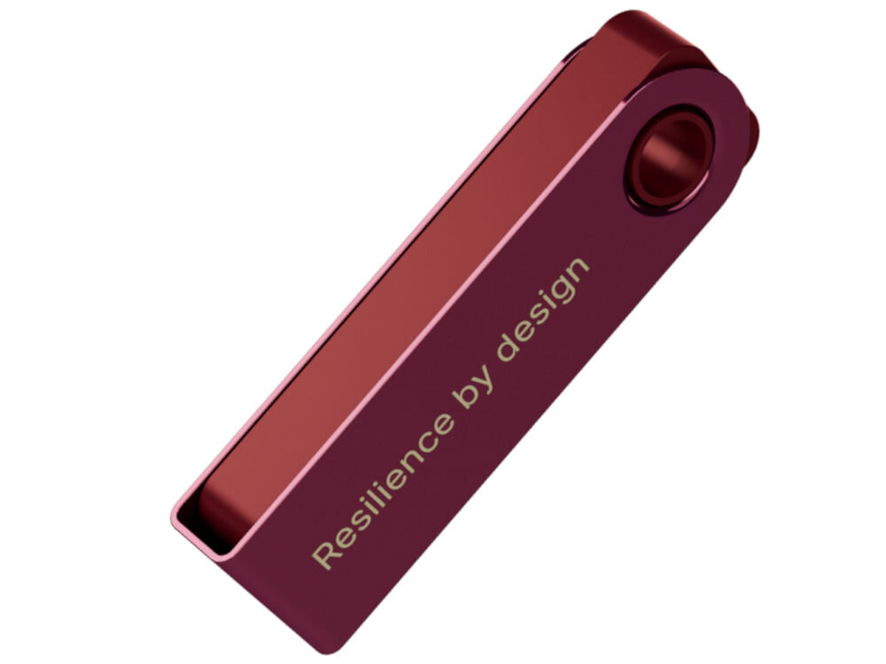 Portfel kryptowalut LEDGER Nano S Plus Sprzętowy portfel kryptowalutowy Ledger Nano S Plus w kolorze bordowym w pozycji zamkniętej. Na metalowej osłonie widoczny napis Resilience by design