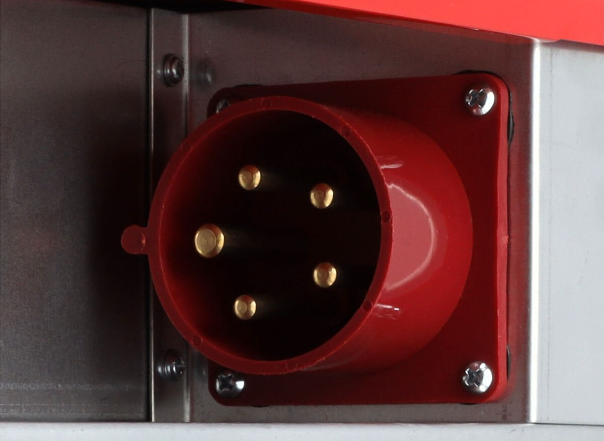 Nagrzewnica elektryczna DEDRA DED9925, 400V, instalacje, stabilność, kompatybilność, Zbliżenie na przemysłową złączkę zasilającą 3-fazową 400 V w nagrzewnicy DED9925.