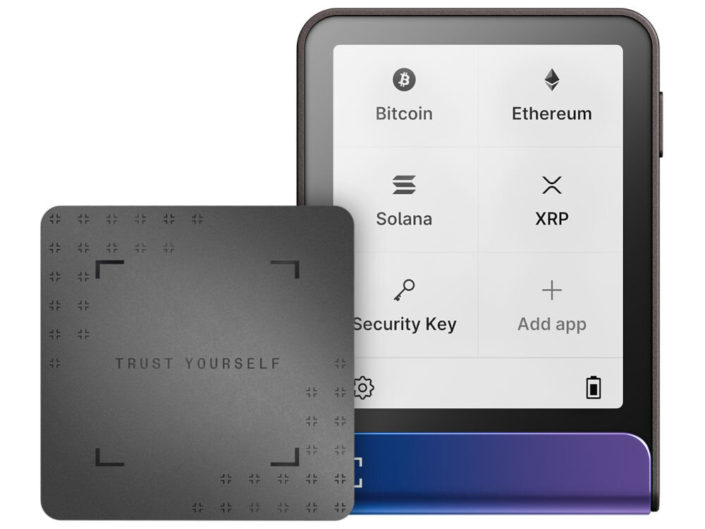 Portfel kryptowalut LEDGER Flex Zdjęcie prezentujące Ledger Stax, dotykowy portfel sprzętowy w kształcie zbliżonym do prostokąta, stojący obok Ledger Recover Card (karty do odzyskiwania danych). Ekran Stax pokazuje menu główne z opcjami: Bitcoin, Ethereum, Solana, XRP, Security Key oraz Add app (Dodaj aplikację). Karta Recover ma napis TRUST YOURSELF