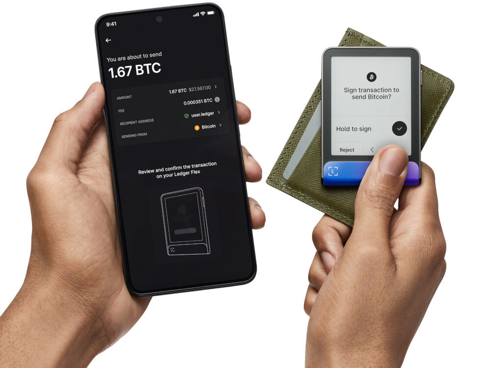 Portfel kryptowalut LEDGER Flex Demonstracja użycia Ledger Stax do autoryzacji transakcji kryptowalutowej. Jedna dłoń trzyma smartfon z widoczną aplikacją Ledger Live, pokazującą szczegóły transakcji Bitcoina (np. 1.67 BTC). Druga dłoń trzyma Stax, na którego ekranie widać prośbę o potwierdzenie transakcji: Sign transaction to send Bitcoin (Podpisz transakcję, aby wysłać Bitcoin) z opcją Hold to sign (Przytrzymaj, aby podpisać) i Reject (Odrzuć)