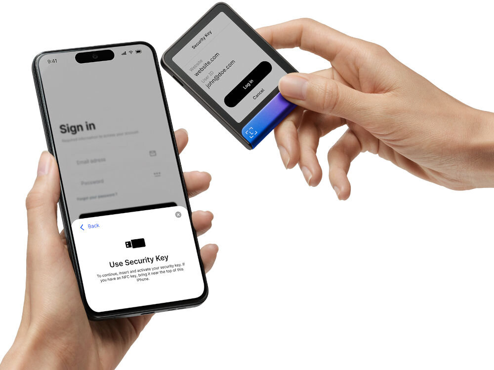 Portfel kryptowalut LEDGER Flex Zastosowanie Ledger Stax jako klucza bezpieczeństwa (Security Key). Ręce zbliżają Stax do smartfona, na którym wyświetla się ekran logowania oraz instrukcja Use Security Key (Użyj Klucza Bezpieczeństwa) sugerująca użycie NFC. Ekran Stax pokazuje interfejs logowania do strony internetowej.