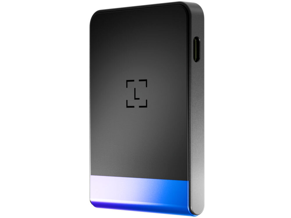 Portfel kryptowalut LEDGER Flex Ujęcie z boku, na którym widoczny jest sam Ledger Stax w pozycji pionowej. Urządzenie ma czarny korpus z zaokrąglonymi krawędziami i charakterystyczny, jasnozielono-turkusowy akcent u dołu, co nadaje mu nowoczesny wygląd.