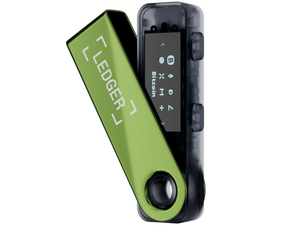 Portfel kryptowalut LEDGER Nano S Plus Sprzętowy portfel kryptowalutowy Ledger Nano S Plus w kolorze zielono-szarym, z metalową osłoną częściowo odsuniętą, ukazującą wyświetlacz z ikonami kryptowalut i napisem Bitcoin. Na osłonie widoczne logo LEDGER. Widok pod kątem.