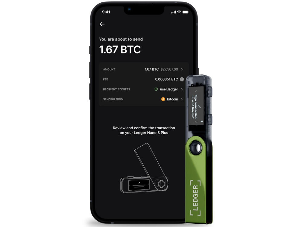 Portfel kryptowalut LEDGER Nano S Plus Sprzętowy portfel kryptowalutowy Ledger Nano S Plus w kolorze zielono-szarym, wyświetlający ekran z ikonami kryptowalut i napisem Bitcoin, obok smartfon wyświetlający ekran aplikacji Ledger Live z instrukcją podłączenia i komunikatem Continue on your Ledger Nano S Plus