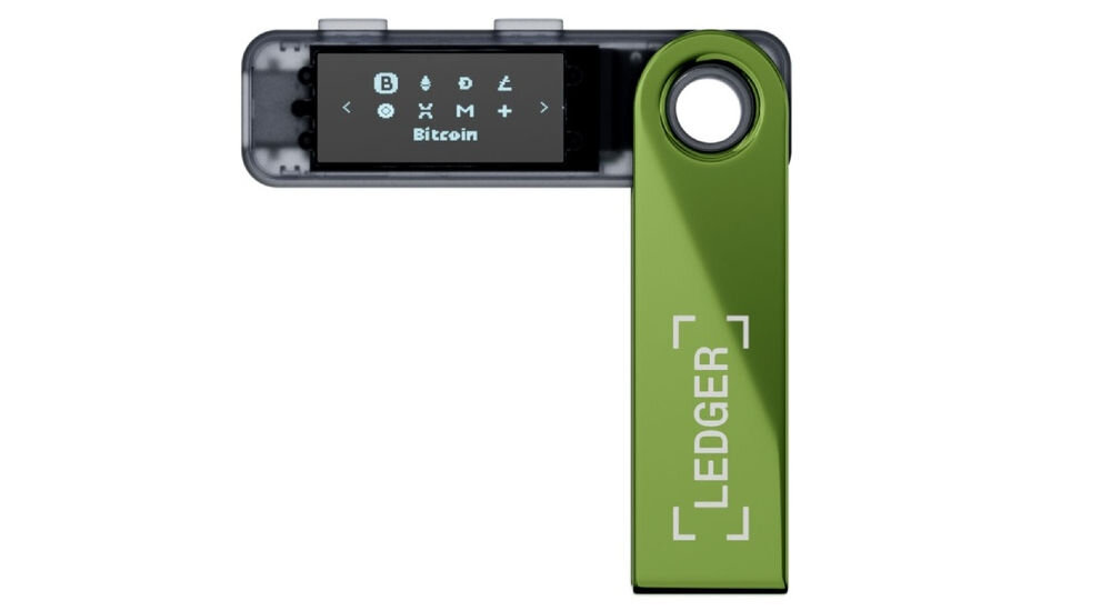 Portfel kryptowalut LEDGER Nano S Plus Sprzętowy portfel kryptowalutowy Ledger Nano S Plus w kolorze zielono-szarym, ułożony prostopadle (kształt litery L), z metalową osłoną odsłaniającą wyświetlacz z ikonami kryptowalut i napisem Bitcoin. Na osłonie widoczne logo LEDGER.