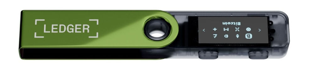 Portfel kryptowalut LEDGER Nano S Plus Sprzętowy portfel kryptowalutowy Ledger Nano S Plus w kolorze zielono-szarym, z metalową osłoną częściowo odsuniętą pod kątem, ukazującą wyświetlacz z ikonami kryptowalut i napisem Bitcoin. Na osłonie widoczne logo LEDGER.