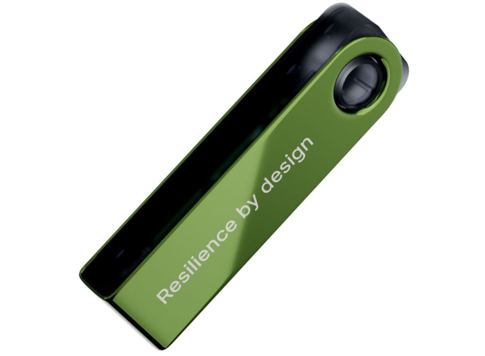 Portfel kryptowalut LEDGER Nano S Plus Sprzętowy portfel kryptowalutowy Ledger Nano S Plus w kolorze zielono-szarym w pozycji zamkniętej. Na metalowej osłonie widoczny napis Resilience by design