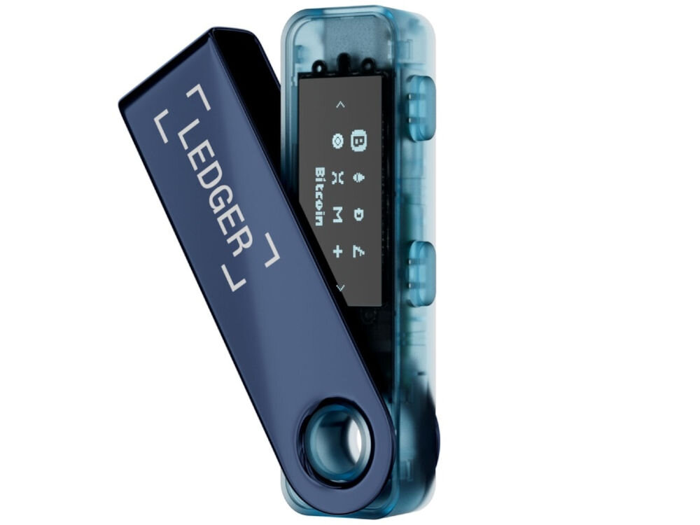 Portfel kryptowalut LEDGER Nano S Plus Sprzętowy portfel kryptowalutowy Ledger Nano S Plus w kolorze błękitnym, z metalową osłoną częściowo odsuniętą, ukazującą wyświetlacz z ikonami kryptowalut i napisem Bitcoin. Na osłonie widoczne logo LEDGER. Widok pod kątem.