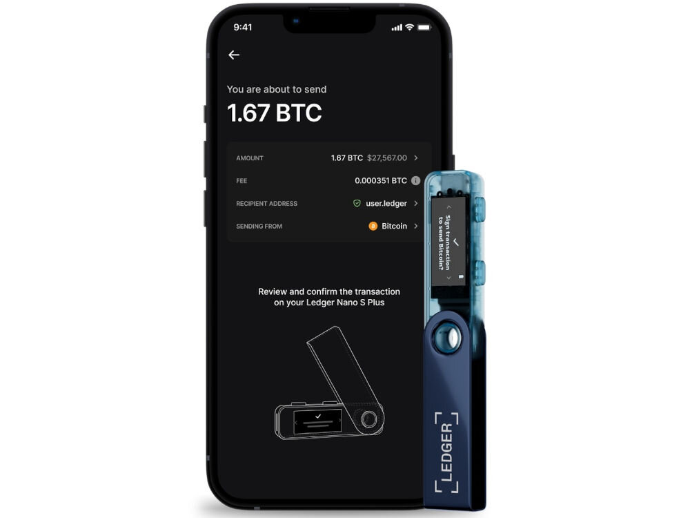 Portfel kryptowalut LEDGER Nano S Plus Sprzętowy portfel kryptowalutowy Ledger Nano S Plus w kolorze błękitnym, wyświetlający ekran z ikonami kryptowalut i napisem Bitcoin, obok smartfon wyświetlający ekran aplikacji Ledger Live z instrukcją podłączenia i komunikatem Continue on your Ledger Nano S Plus