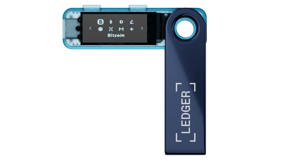 Portfel kryptowalut LEDGER Nano S Plus Sprzętowy portfel kryptowalutowy Ledger Nano S Plus w kolorze błękitnym, ułożony prostopadle (kształt litery L), z metalową osłoną odsłaniającą wyświetlacz z ikonami kryptowalut i napisem Bitcoin. Na osłonie widoczne logo LEDGER.