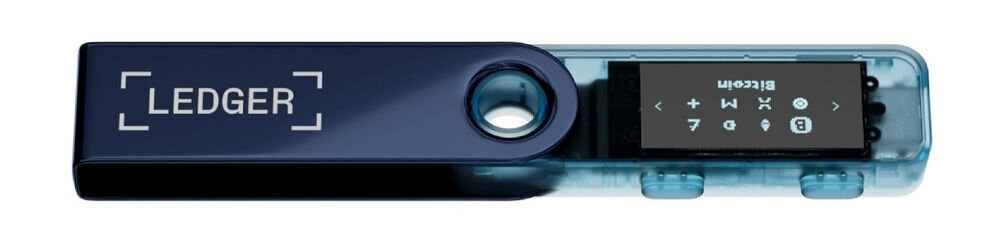 Portfel kryptowalut LEDGER Nano S Plus Sprzętowy portfel kryptowalutowy Ledger Nano S Plus w kolorze błękitnym, z metalową osłoną częściowo odsuniętą pod kątem, ukazującą wyświetlacz z ikonami kryptowalut i napisem Bitcoin. Na osłonie widoczne logo LEDGER.