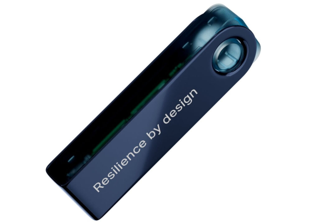Portfel kryptowalut LEDGER Nano S Plus Sprzętowy portfel kryptowalutowy Ledger Nano S Plus w kolorze błękitnym w pozycji zamkniętej. Na metalowej osłonie widoczny napis Resilience by design