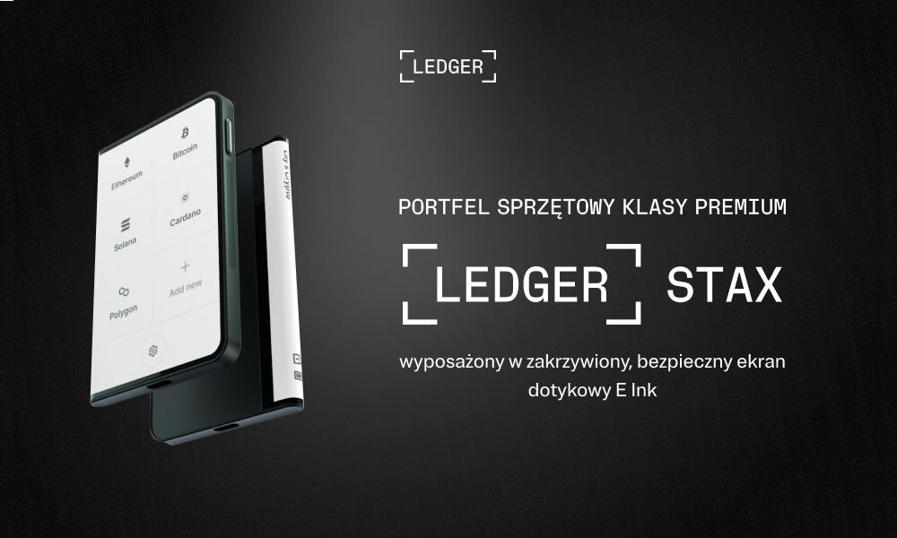 Portfel kryptowalut LEDGER Stax Crypto Hardware Wallet + Klucz odzyskiwania Render 3D portfela sprzętowego Ledger Stax widocznego pod kątem na ciemnym tle. Urządzenie ma zakrzywiony, duży ekran E Ink, na którym wyświetla się menu kryptowalut: Ethereum, Bitcoin, Solana, Cardano, Polygon i opcja Add new. Obok, białą czcionką, znajduje się tekst: PORTFEL SPRZĘTOWY KLASY PREMIUM, logo [LEDGER] STAX oraz hasło wyposażony w zakrzywiony, bezpieczny ekran dotykowy E Ink.