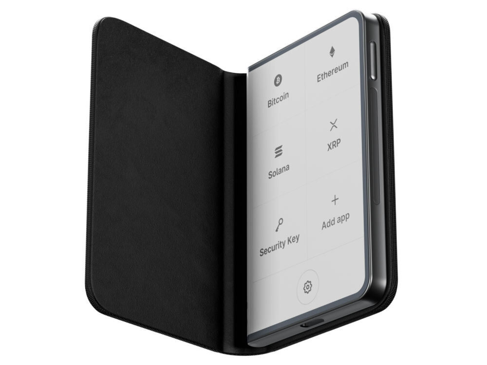 Portfel kryptowalut LEDGER Stax Crypto Hardware Wallet + Klucz odzyskiwania Portfel sprzętowy Ledger Stax w otwartym, czarnym magnetycznym etui, widoczny pod lekkim kątem. Ekran urządzenia wyświetla główne menu: Bitcoin, Ethereum, Solana, XRP, Security Key i Add app. Etui chroni zakrzywiony ekran i ułatwia korzystanie z urządzenia.