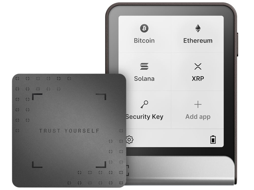 Portfel kryptowalut LEDGER Flex Zdjęcie prezentujące Ledger Stax, dotykowy portfel sprzętowy w kształcie zbliżonym do prostokąta, stojący obok Ledger Recover Card (karty do odzyskiwania danych). Ekran Stax pokazuje menu główne z opcjami: Bitcoin, Ethereum, Solana, XRP, Security Key oraz Add app (Dodaj aplikację). Karta Recover ma napis TRUST YOURSELF