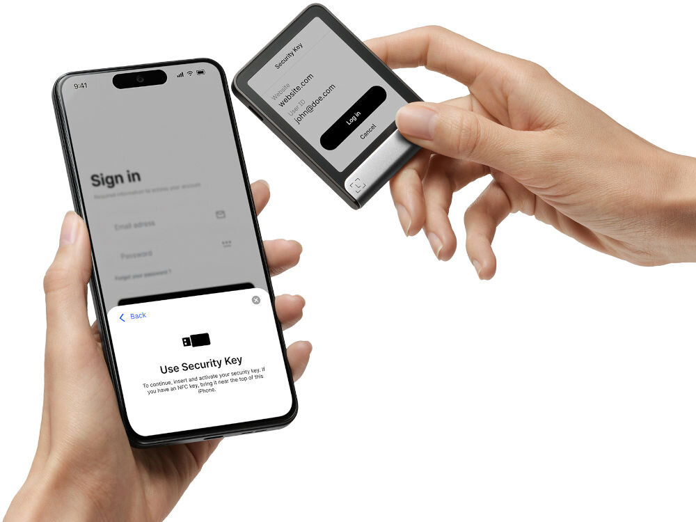 Portfel kryptowalut LEDGER Flex Zastosowanie Ledger Stax jako klucza bezpieczeństwa (Security Key). Ręce zbliżają Stax do smartfona, na którym wyświetla się ekran logowania oraz instrukcja Use Security Key (Użyj Klucza Bezpieczeństwa) sugerująca użycie NFC. Ekran Stax pokazuje interfejs logowania do strony internetowej.