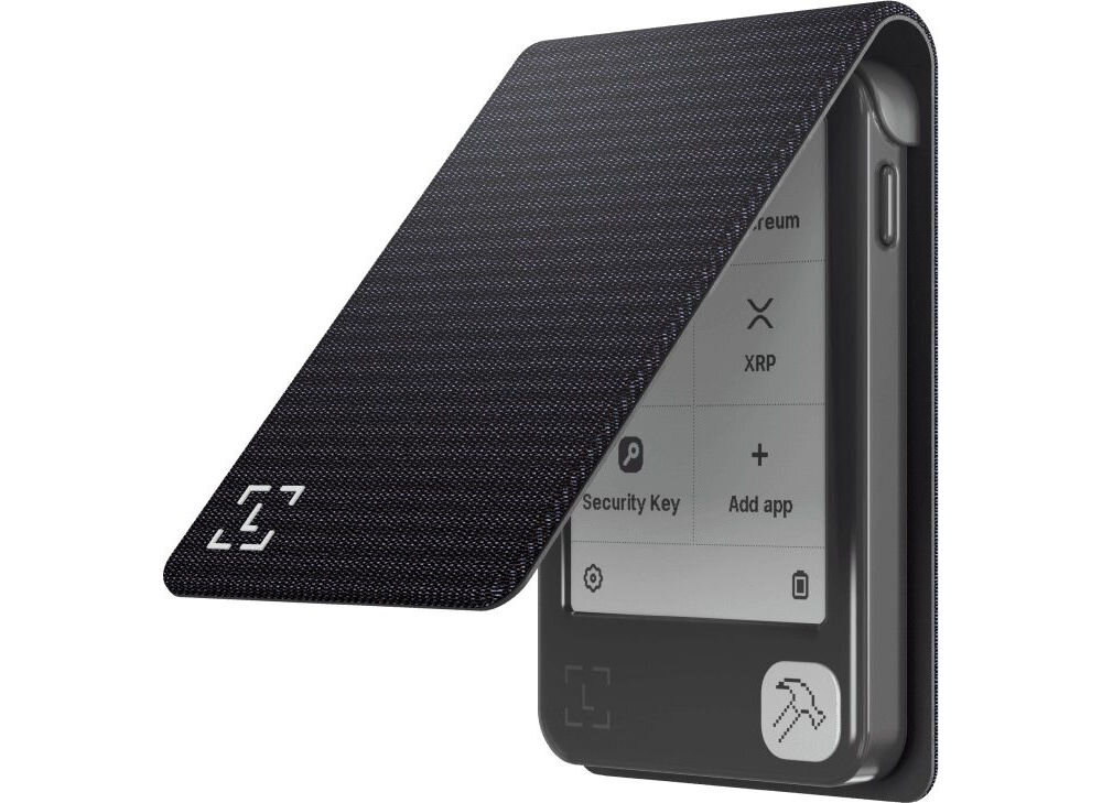 Etui LEDGER Nano Gen5 Magnet Folio czarny Portfel sprzętowy do kryptowalut w otwartym, ciemnym, teksturowanym etui z klapką. Na ekranie widoczne opcje zarządzania walutami (np. Ethereum, XRP) i aplikacjami (Add app, Security Key).