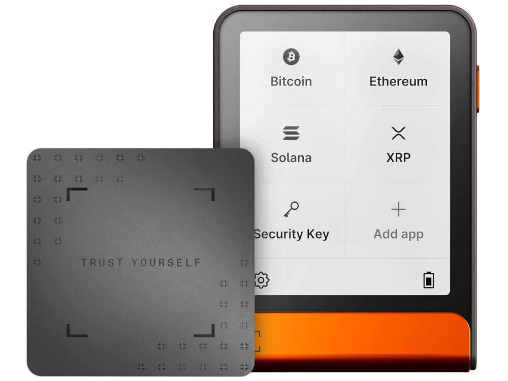 Portfel kryptowalut LEDGER Flex Zdjęcie prezentujące Ledger Stax, dotykowy portfel sprzętowy w kształcie zbliżonym do prostokąta, stojący obok Ledger Recover Card (karty do odzyskiwania danych). Ekran Stax pokazuje menu główne z opcjami: Bitcoin, Ethereum, Solana, XRP, Security Key oraz Add app (Dodaj aplikację). Karta Recover ma napis TRUST YOURSELF