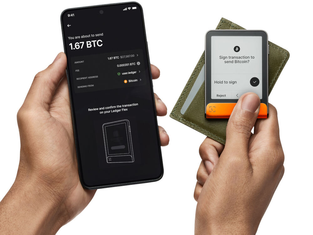 Portfel kryptowalut LEDGER Flex Demonstracja użycia Ledger Stax do autoryzacji transakcji kryptowalutowej. Jedna dłoń trzyma smartfon z widoczną aplikacją Ledger Live, pokazującą szczegóły transakcji Bitcoina (np. 1.67 BTC). Druga dłoń trzyma Stax, na którego ekranie widać prośbę o potwierdzenie transakcji: Sign transaction to send Bitcoin (Podpisz transakcję, aby wysłać Bitcoin) z opcją Hold to sign (Przytrzymaj, aby podpisać) i Reject (Odrzuć)