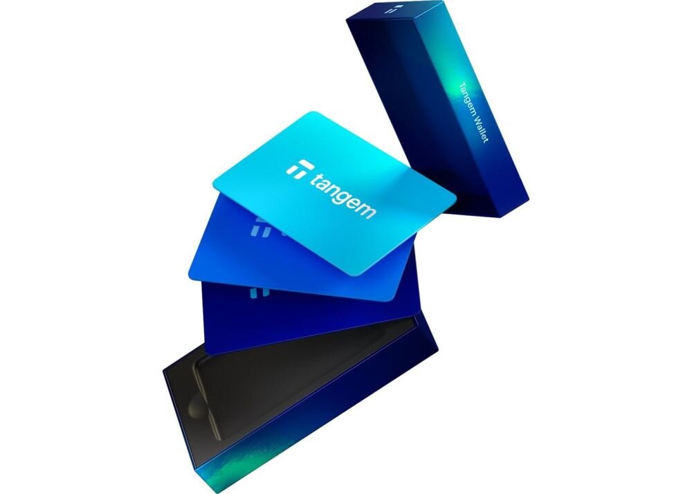 Pastelowe karty Tangem wysuwają się z białego pudełka zestawu zaprezentowane w dynamicznym, unoszącym się układzie - Certyfikat EAL6+ i IP68 