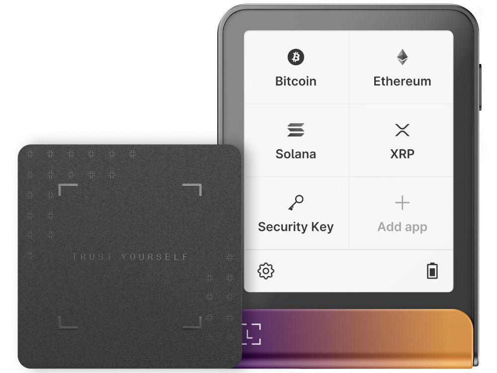 Portfel kryptowalut LEDGER Flex Zdjęcie prezentujące Ledger Stax, dotykowy portfel sprzętowy w kształcie zbliżonym do prostokąta, stojący obok Ledger Recover Card (karty do odzyskiwania danych). Ekran Stax pokazuje menu główne z opcjami: Bitcoin, Ethereum, Solana, XRP, Security Key oraz Add app (Dodaj aplikację). Karta Recover ma napis TRUST YOURSELF