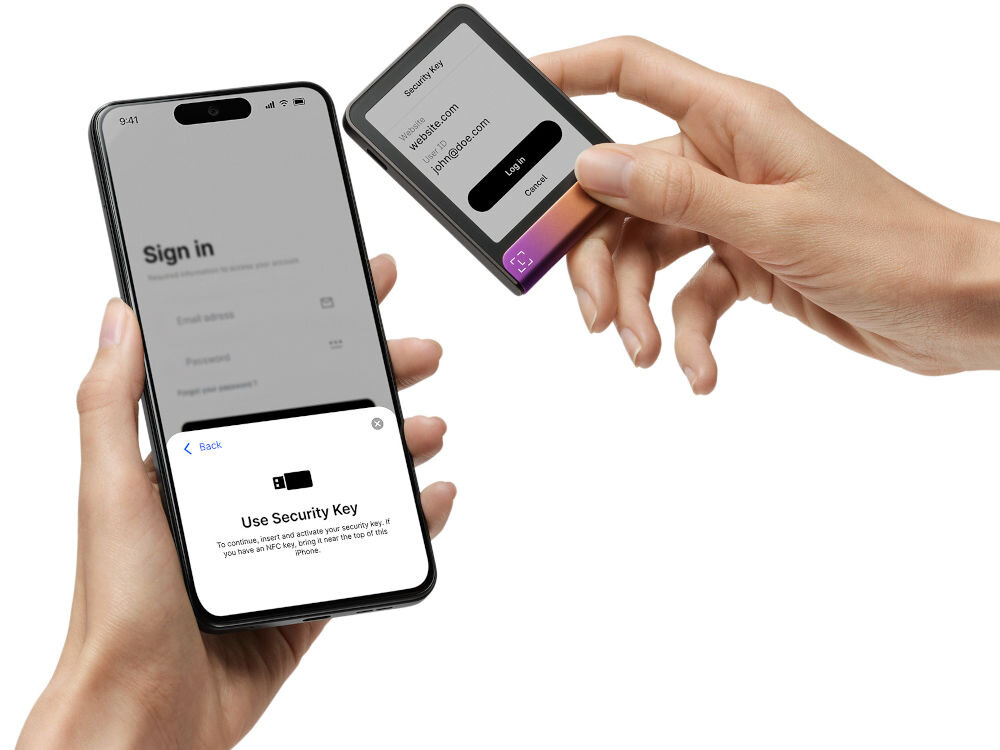 Portfel kryptowalut LEDGER Flex Zastosowanie Ledger Stax jako klucza bezpieczeństwa (Security Key). Ręce zbliżają Stax do smartfona, na którym wyświetla się ekran logowania oraz instrukcja Use Security Key (Użyj Klucza Bezpieczeństwa) sugerująca użycie NFC. Ekran Stax pokazuje interfejs logowania do strony internetowej.