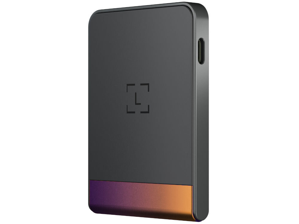 Portfel kryptowalut LEDGER Flex Ujęcie z boku, na którym widoczny jest sam Ledger Stax w pozycji pionowej. Urządzenie ma czarny korpus z zaokrąglonymi krawędziami i charakterystyczny, jasnozielono-turkusowy akcent u dołu, co nadaje mu nowoczesny wygląd.