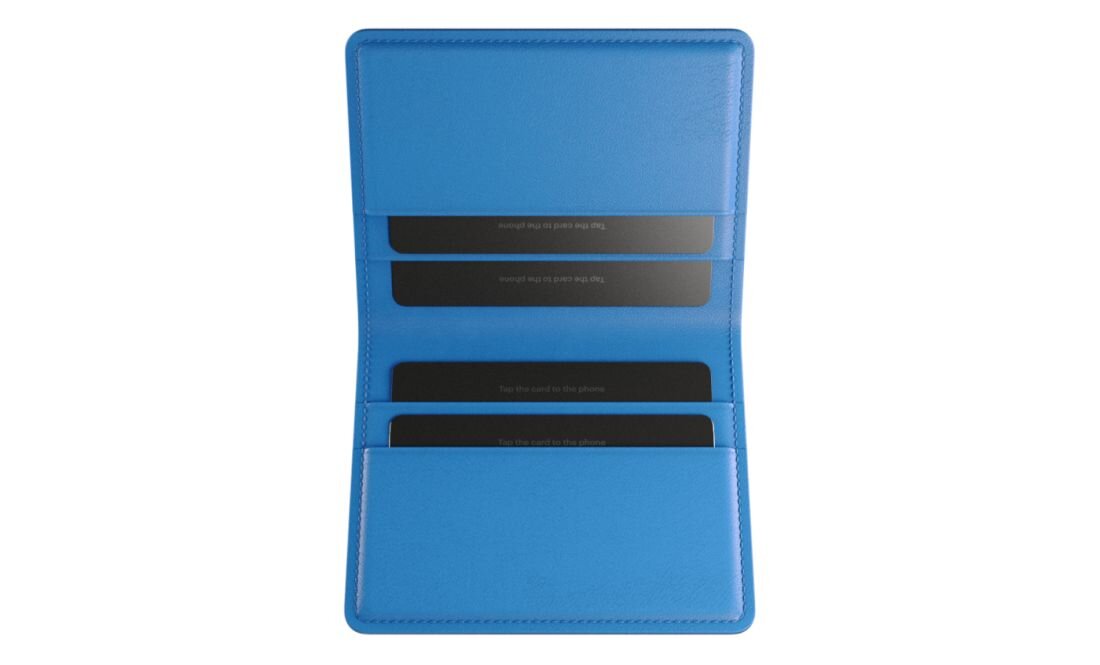 Wnętrze niebieskiego etui Tangem z przegródkami na karty pokazane frontalnie jako minimalistyczne rozwiązanie do codziennej organizacji - Mieści cztery karty naraz Wymiary waga Napa