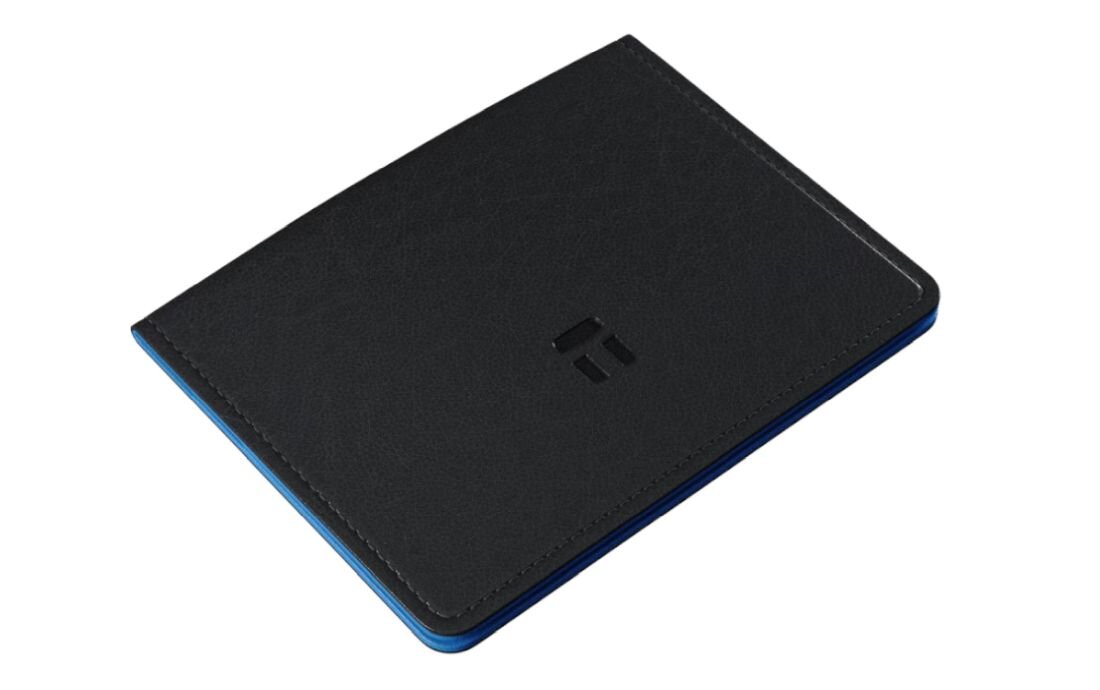 Zamknięte etui Tangem z czarnej skóry ekologicznej leży na białym tle jako kompaktowy portfel do codziennego użytku - warstwa blokująca RFID/NFC 