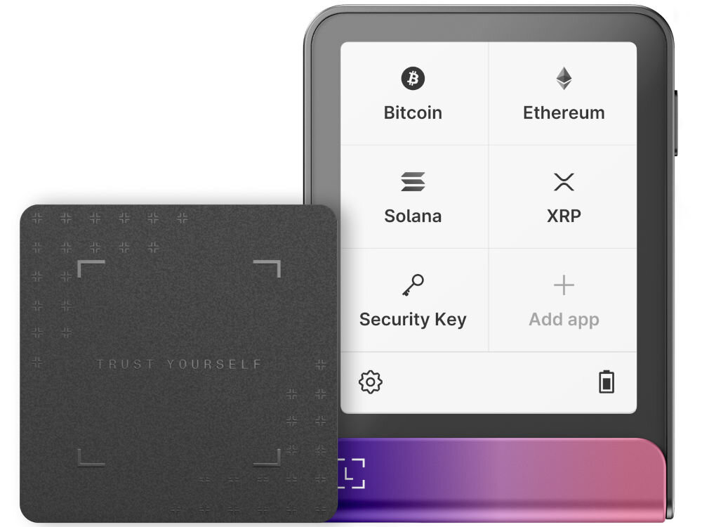 Portfel kryptowalut LEDGER Flex Zdjęcie prezentujące Ledger Stax, dotykowy portfel sprzętowy w kształcie zbliżonym do prostokąta, stojący obok Ledger Recover Card (karty do odzyskiwania danych). Ekran Stax pokazuje menu główne z opcjami: Bitcoin, Ethereum, Solana, XRP, Security Key oraz Add app (Dodaj aplikację). Karta Recover ma napis TRUST YOURSELF