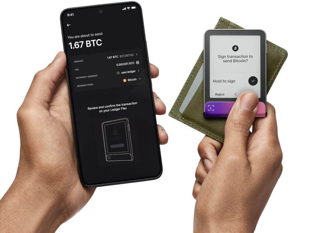 Portfel kryptowalut LEDGER Flex Demonstracja użycia Ledger Stax do autoryzacji transakcji kryptowalutowej. Jedna dłoń trzyma smartfon z widoczną aplikacją Ledger Live, pokazującą szczegóły transakcji Bitcoina (np. 1.67 BTC). Druga dłoń trzyma Stax, na którego ekranie widać prośbę o potwierdzenie transakcji: Sign transaction to send Bitcoin (Podpisz transakcję, aby wysłać Bitcoin) z opcją Hold to sign (Przytrzymaj, aby podpisać) i Reject (Odrzuć)