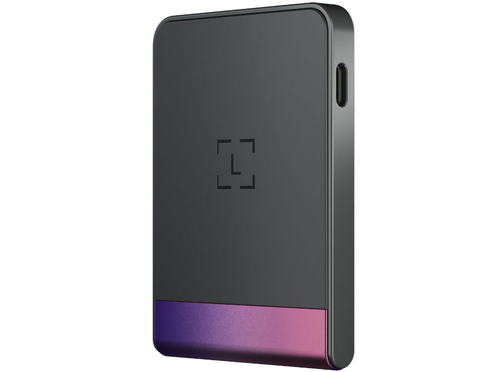 Portfel kryptowalut LEDGER Flex Ujęcie z boku, na którym widoczny jest sam Ledger Stax w pozycji pionowej. Urządzenie ma czarny korpus z zaokrąglonymi krawędziami i charakterystyczny, jasnozielono-turkusowy akcent u dołu, co nadaje mu nowoczesny wygląd.