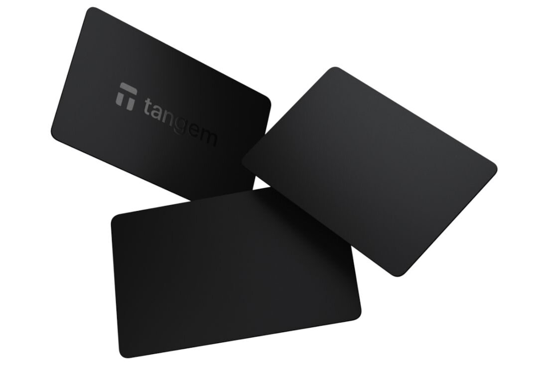 Karty Tangem są ułożone wachlarzowo na białym tle - portfel kryptowalutowy w formie trzech kart 