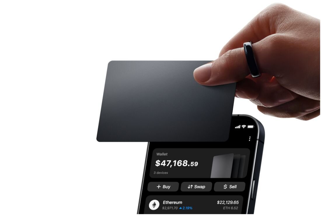 Karta Tangem zbliżana jest do telefonu wyświetlającego aplikację Tangem Wallet z listą kryptowalut - Dostęp jednym zbliżeniem karty do smartfona z aplikacją Tangem 
