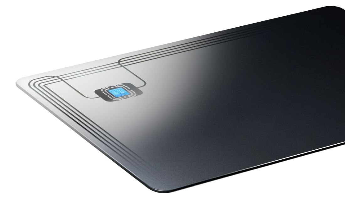 Zbliżenie na kartę Tangem ukazuje chip i antenę NFC umieszczone tuż pod powierzchnią karty - Chip Samsung S3D232A 