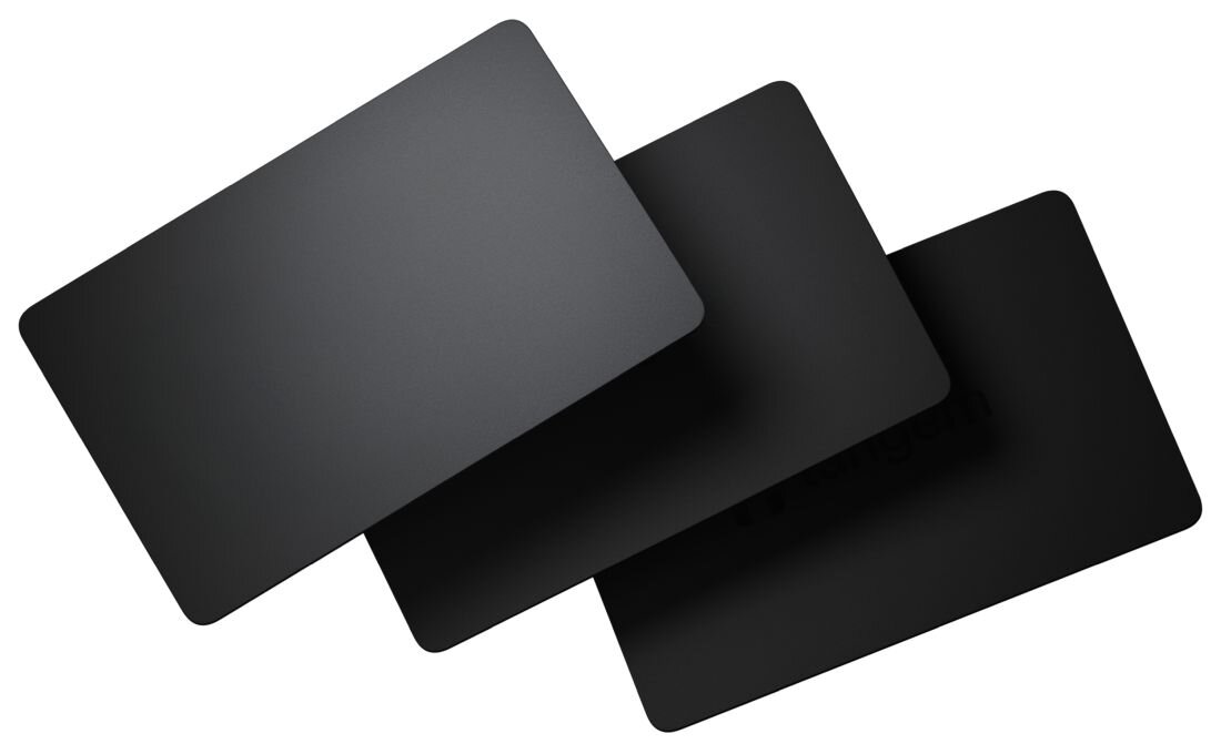 Trzy karty Tangem leżą ułożone warstwowo na białym tle - Trwały format karty bankowej 