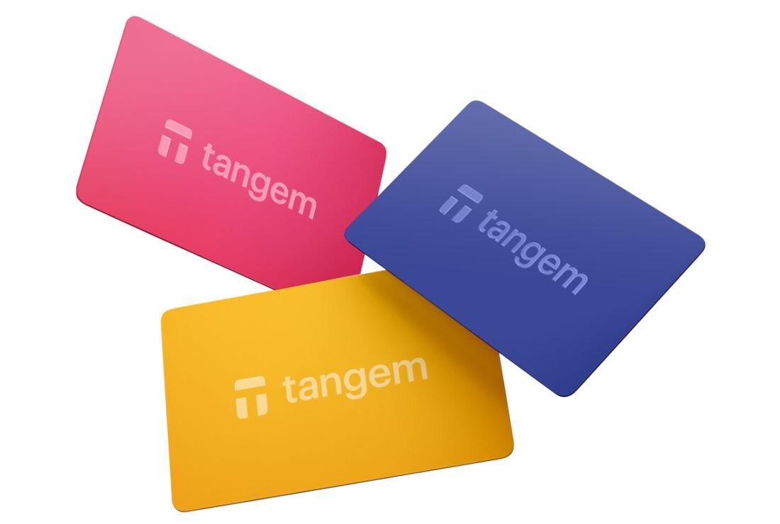 Karty Tangem są ułożone wachlarzowo na białym tle - portfel kryptowalutowy w formie trzech kart 