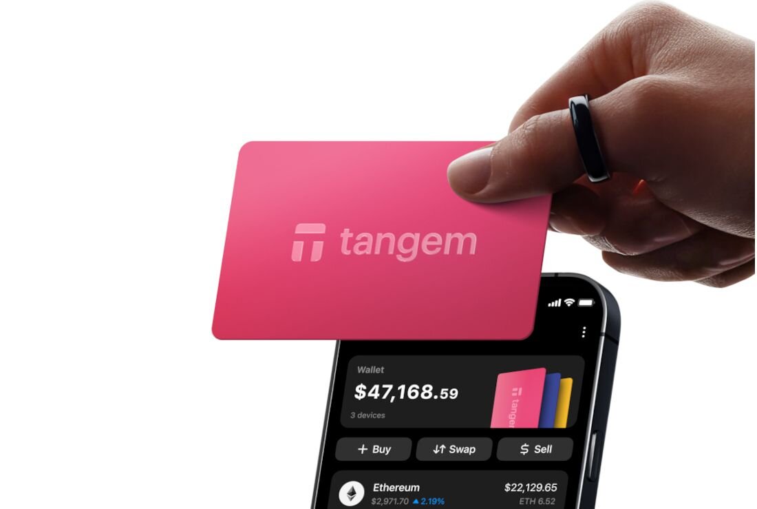 Karta Tangem zbliżana jest do telefonu wyświetlającego aplikację Tangem Wallet z listą kryptowalut - Dostęp jednym zbliżeniem karty do smartfona z aplikacją Tangem 