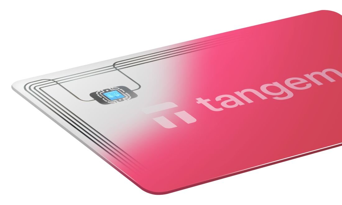 Zbliżenie na kartę Tangem ukazuje chip i antenę NFC umieszczone tuż pod powierzchnią karty - Chip Samsung S3D232A 