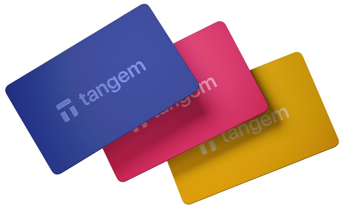 Trzy karty Tangem leżą ułożone warstwowo na białym tle - Trwały format karty bankowej 