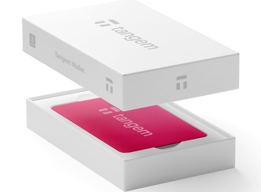 Karta Tangem leży w białym pudełku zestawu Tangem Wallet z uniesionym wieczkiem - Karta Tangem komunikuje się ze smartfonem wyłącznie przez NFC  