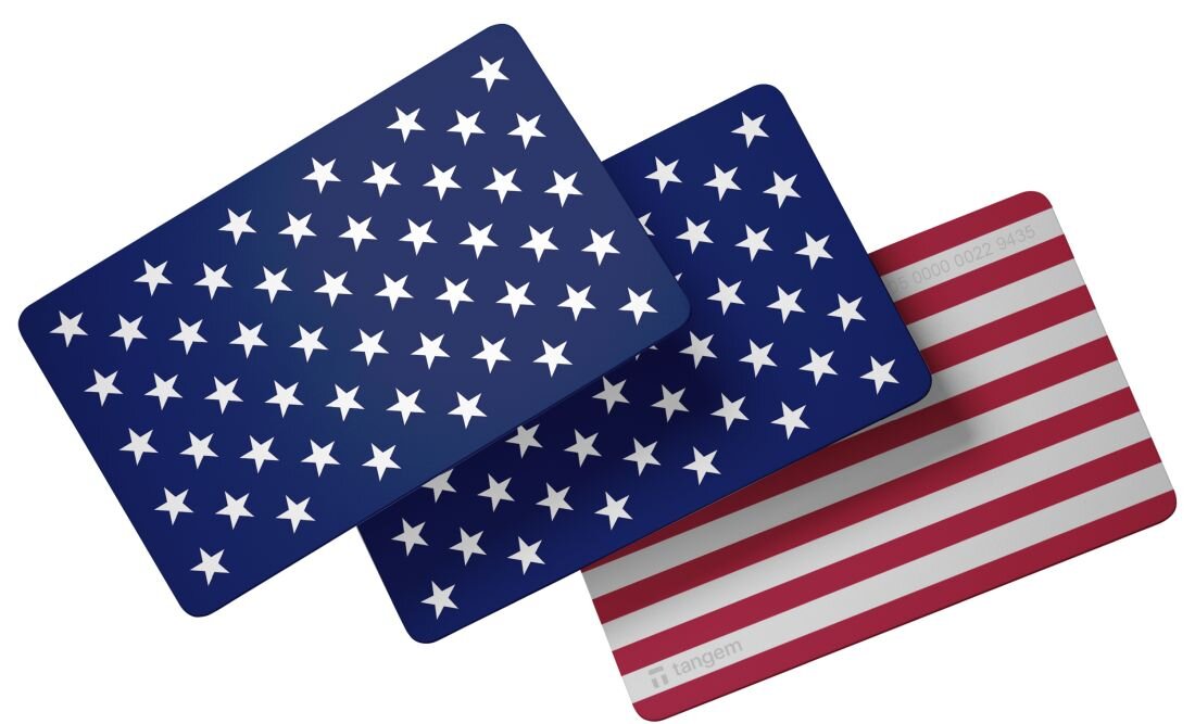 Trzy karty Tangem leżą ułożone warstwowo na białym tle - Trwały format karty bankowej 