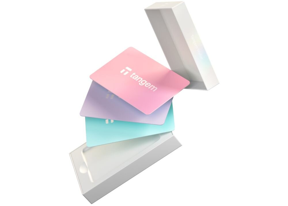 Pastelowe karty Tangem wysuwają się z białego pudełka zestawu zaprezentowane w dynamicznym, unoszącym się układzie - Certyfikat EAL6+ i IP68 