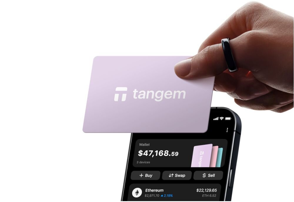 Pastelowa karta Tangem zbliżana jest do telefonu wyświetlającego aplikację Tangem Wallet z listą kryptowalut - Dostęp jednym zbliżeniem karty do smartfona z aplikacją Tangem 