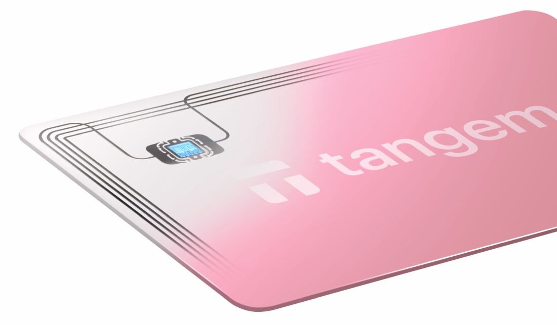 Zbliżenie na pastelową kartę Tangem ukazuje chip i antenę NFC umieszczone tuż pod powierzchnią karty - Chip Samsung S3D232A 