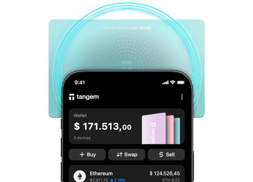 Telefon z aplikacją Tangem Wallet jest dotykany pastelową kartą Tangem wykorzystywaną do zarządzania kryptowalutami - Gotowy w 1–3 minuty  