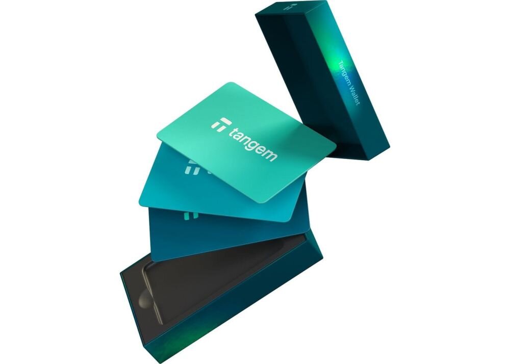 Pastelowe karty Tangem wysuwają się z białego pudełka zestawu zaprezentowane w dynamicznym, unoszącym się układzie - Certyfikat EAL6+ i IP68 