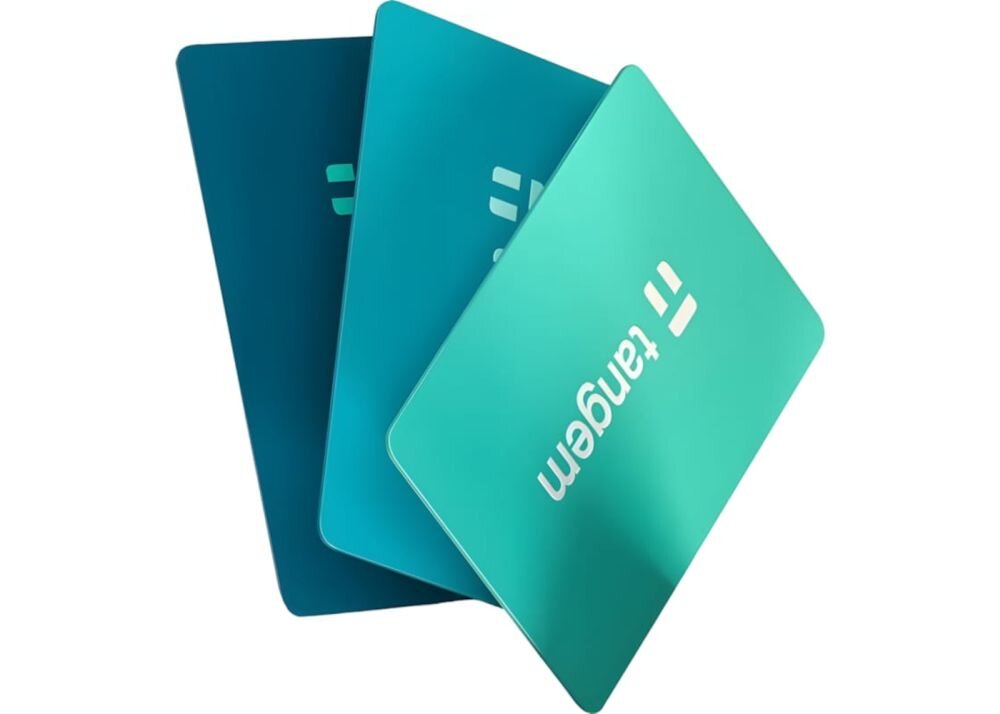 Pastelowa karta Tangem zbliżana jest do telefonu wyświetlającego aplikację Tangem Wallet z listą kryptowalut - Dostęp jednym zbliżeniem karty do smartfona z aplikacją Tangem 