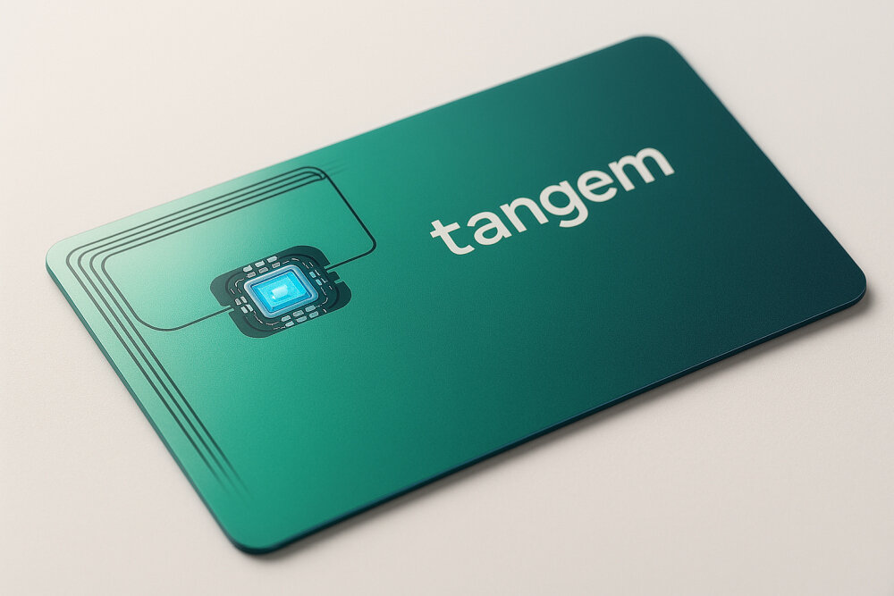 Zbliżenie na pastelową kartę Tangem ukazuje chip i antenę NFC umieszczone tuż pod powierzchnią karty - Chip Samsung S3D232A 