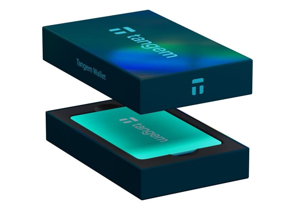 Pastelowa karta Tangem leży w białym pudełku zestawu Tangem Wallet z uniesionym wieczkiem - Karta Tangem komunikuje się ze smartfonem wyłącznie przez NFC  